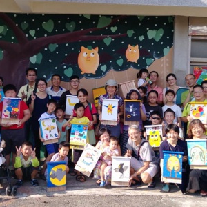 2018年在幸蝠小舖製作彩繪完成的蝙蝠屋(張恒嘉攝)