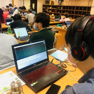 學員正在分析蝙蝠的聲音